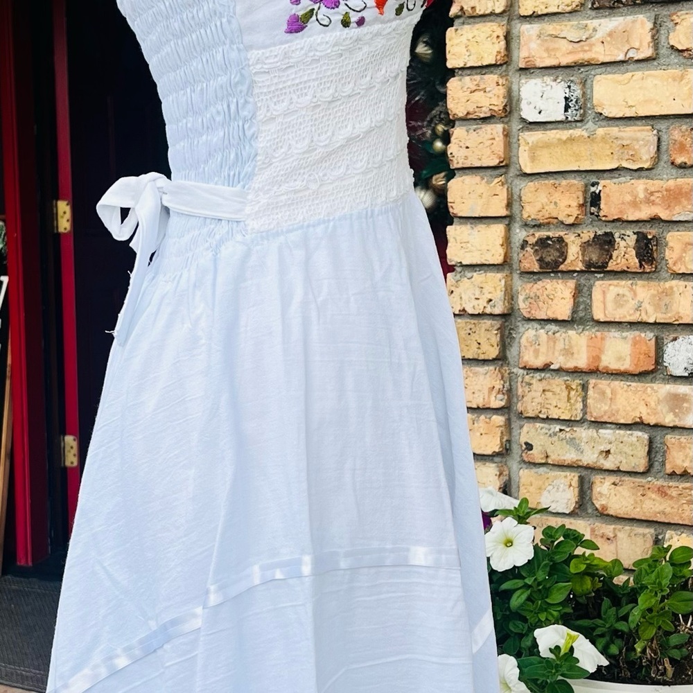 Elegant Floral Halter Midi Dress - White - Picture 3 of 4